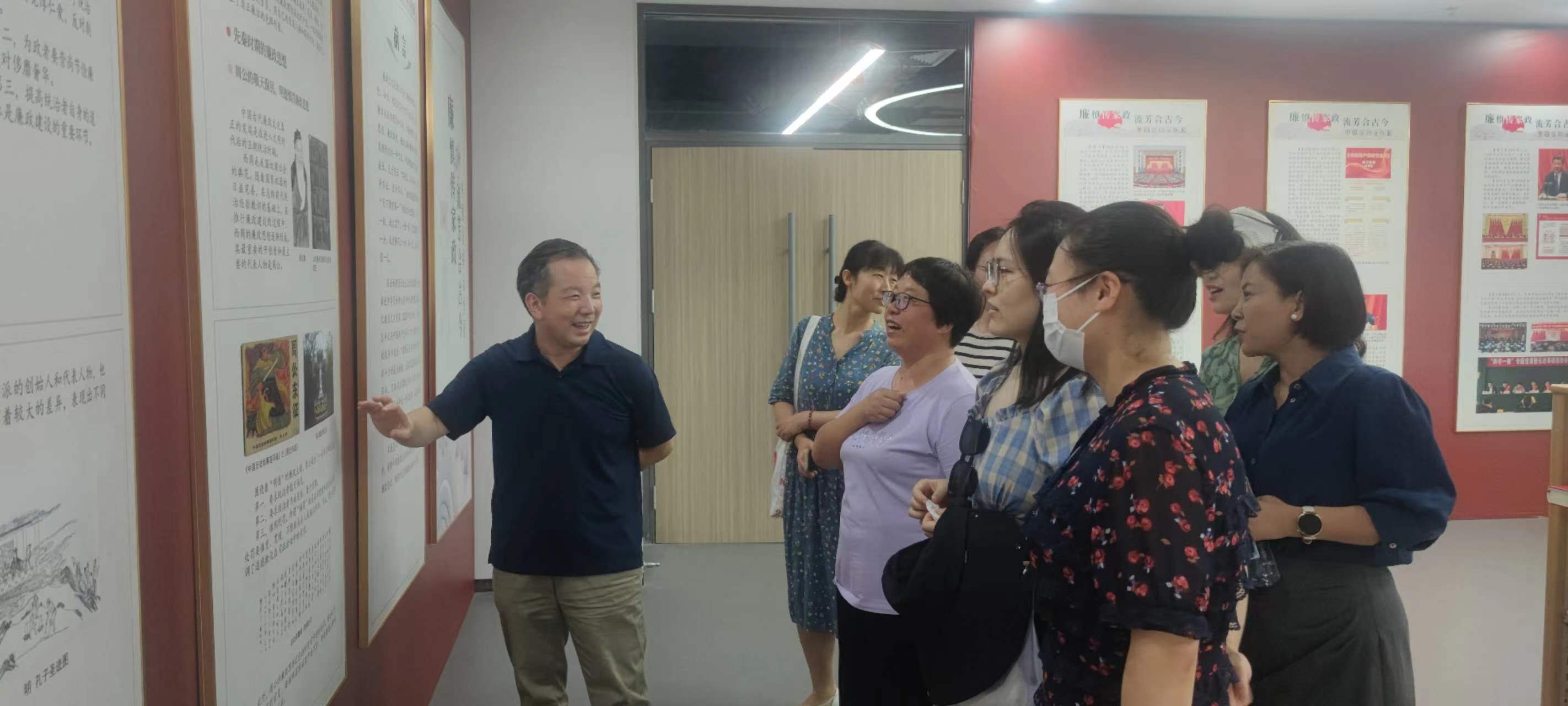 参观北校区新图书馆廉政展.jpg